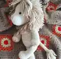 Alan the Lion Amigurumi Pattern step 4 - final assembly and finishing