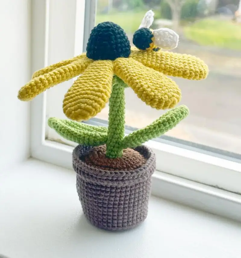 Complimentary Intermediate crochet pattern: Black Eyed Susan with Bumblebee Crochet Pattern - Simple to follow guide