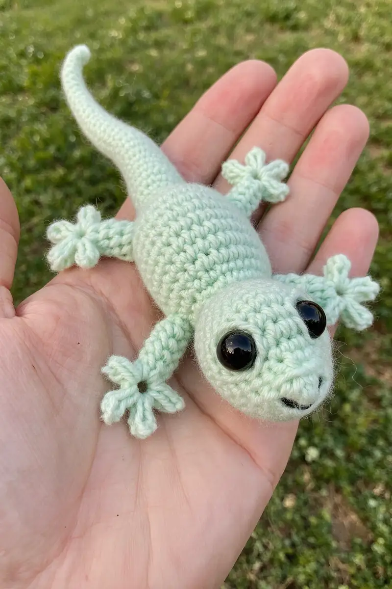 Complimentary Beginner Friendly crochet pattern: Twinkletoes the Tiny Gecko Amigurumi Pattern - Simple to follow guide